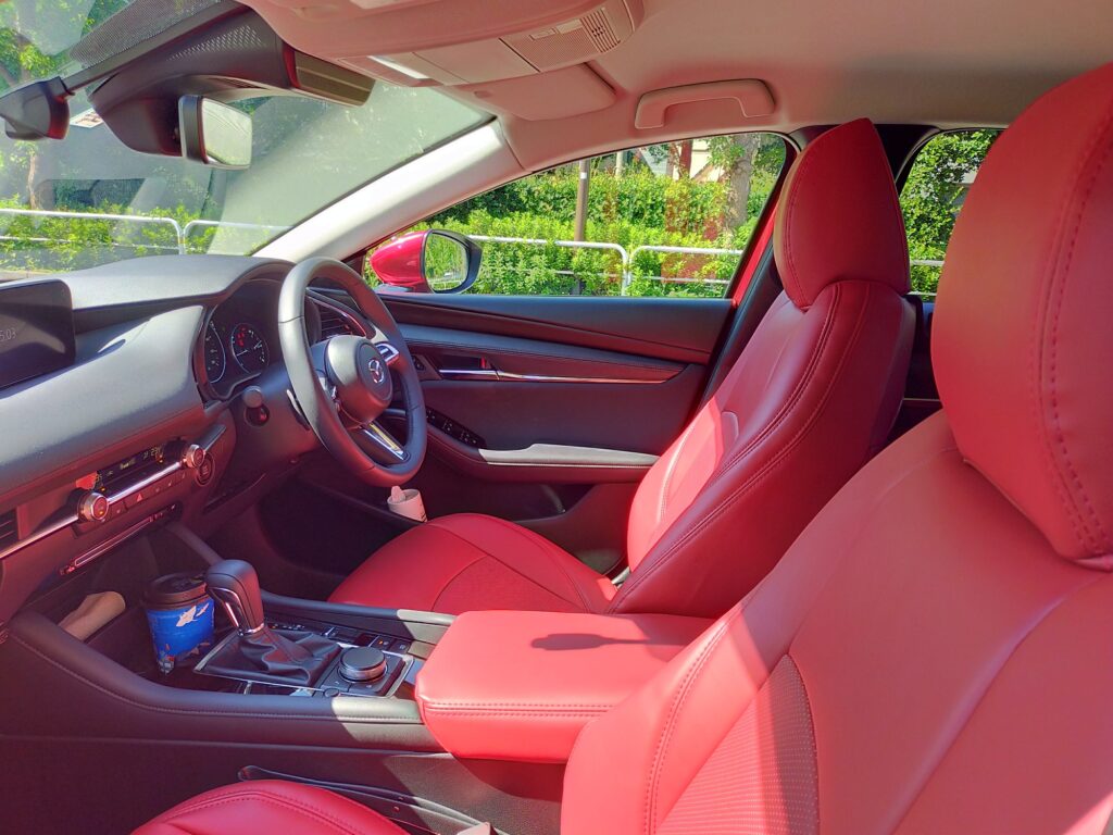 装着写真】MAZDA3 セダン IXUS PUレザー シートカバー [品番:MZ2-133